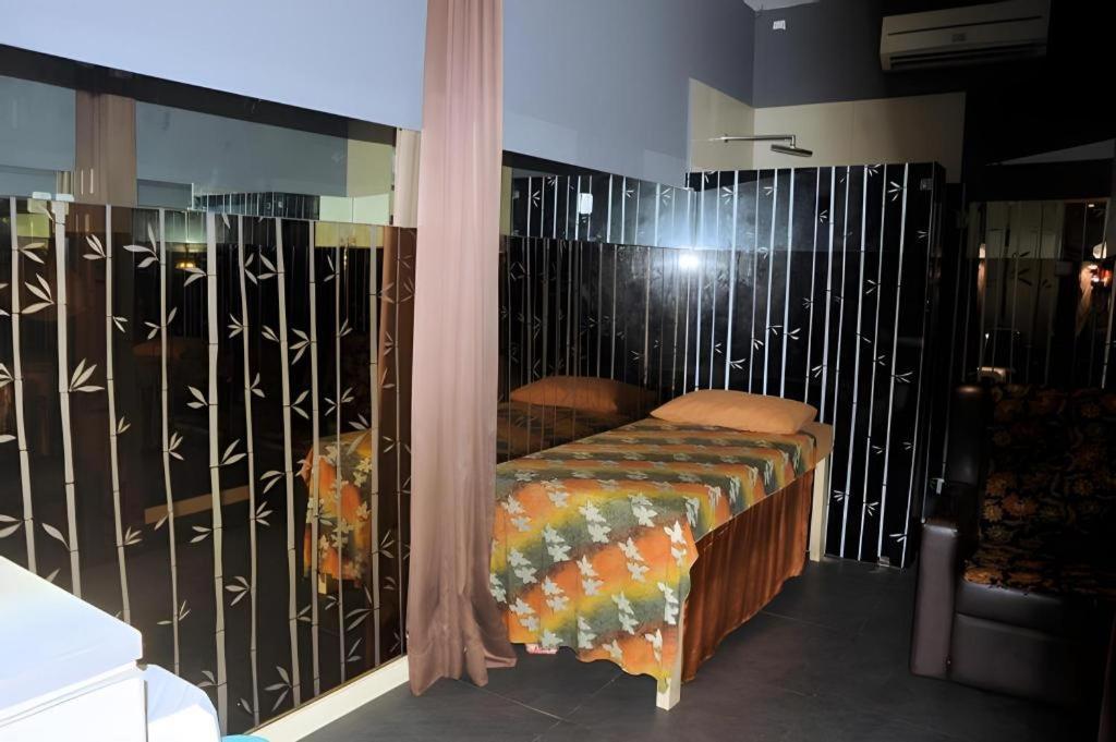 Hotel Cemerlang Бандунг Экстерьер фото