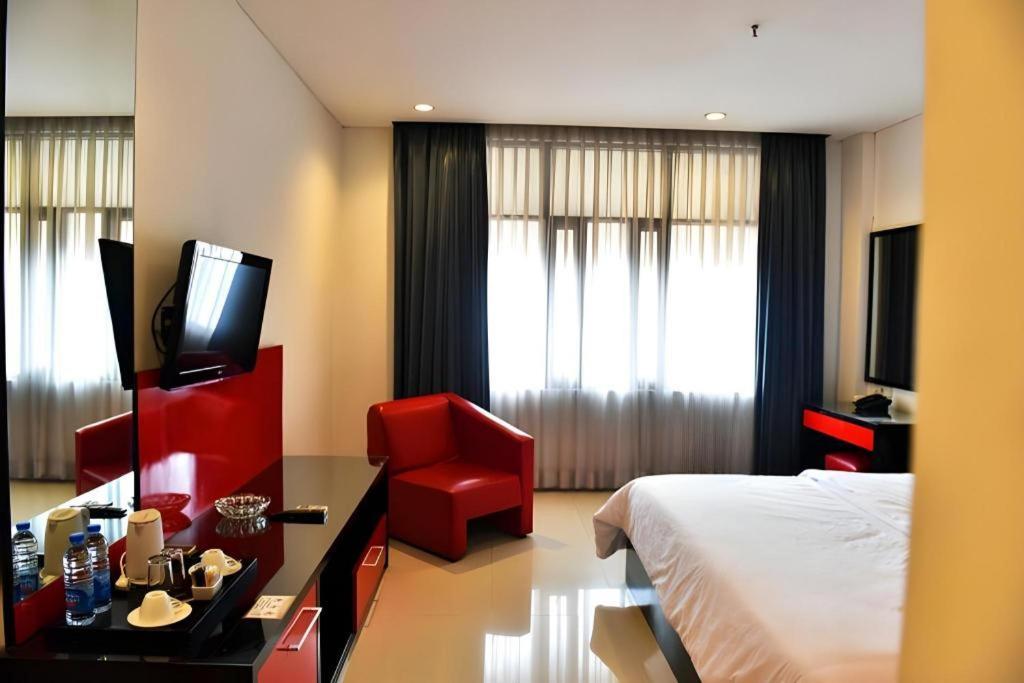 Hotel Cemerlang Бандунг Экстерьер фото