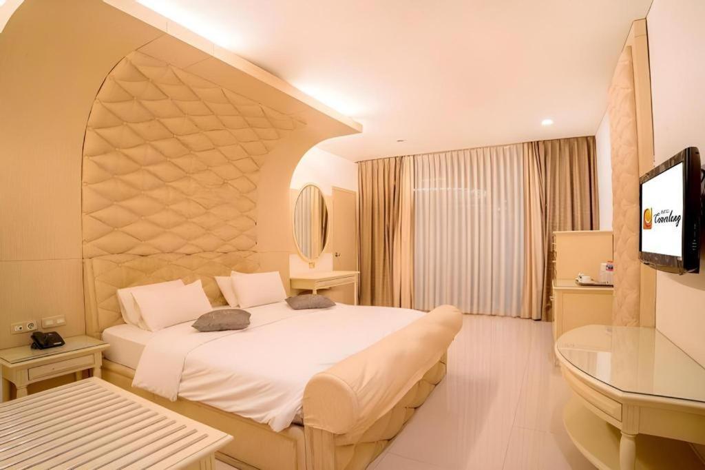 Hotel Cemerlang Бандунг Экстерьер фото