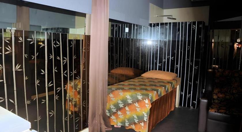 Hotel Cemerlang Бандунг Экстерьер фото
